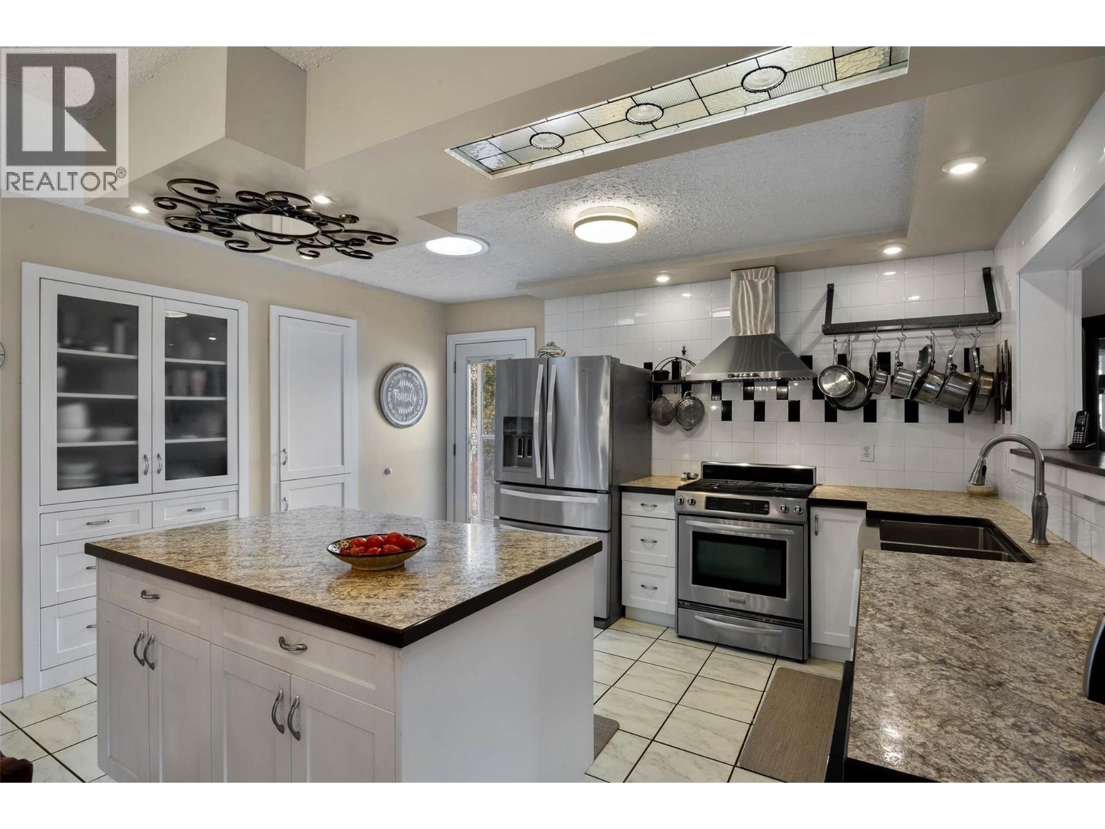 381 Mary Place, Kamloops, British Columbia  V2C 4Y5 - Photo 5 - 10388773