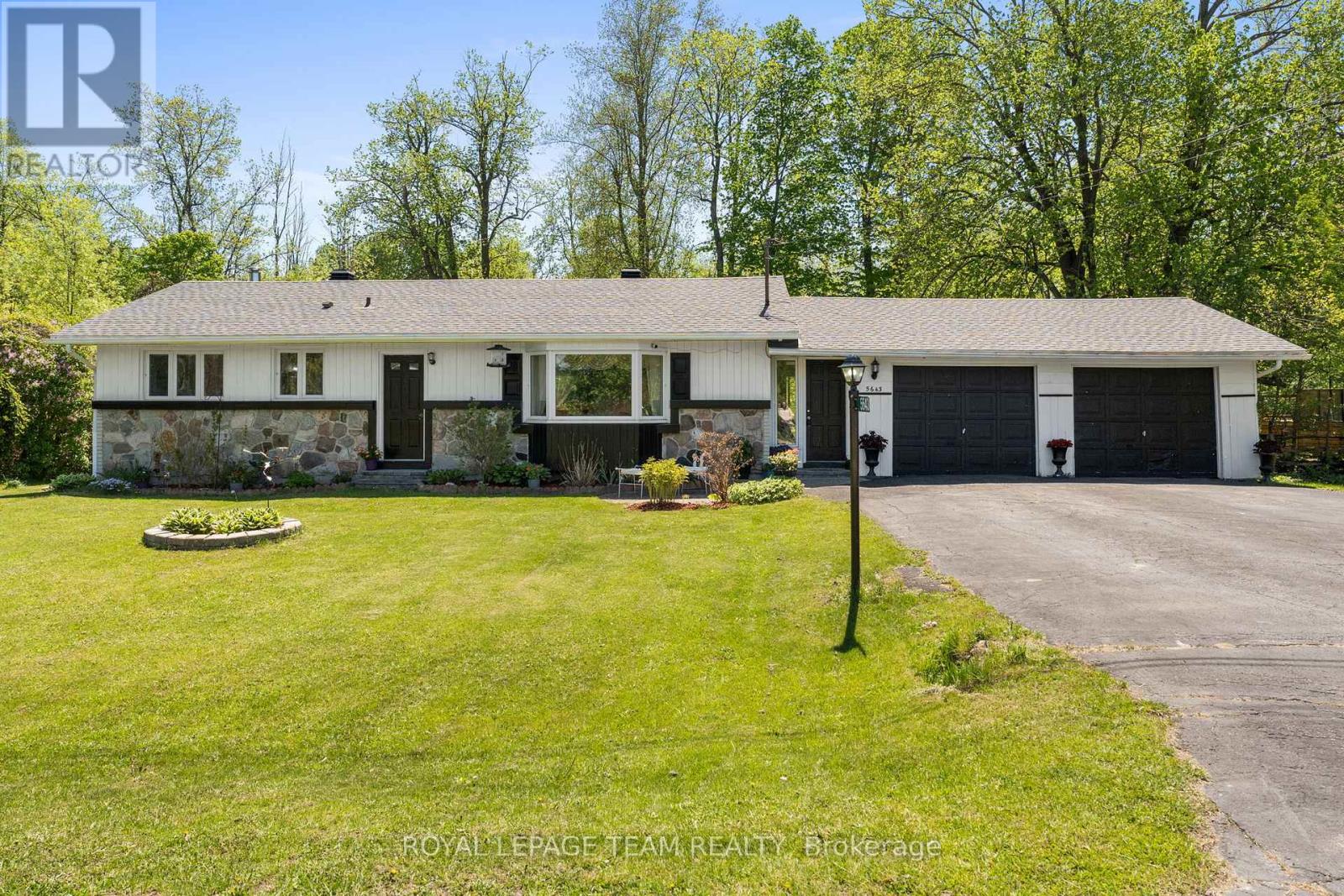 5643 Ficko Crescent, Ottawa, Ontario  K1X 1H3 - Photo 2 - X13171102