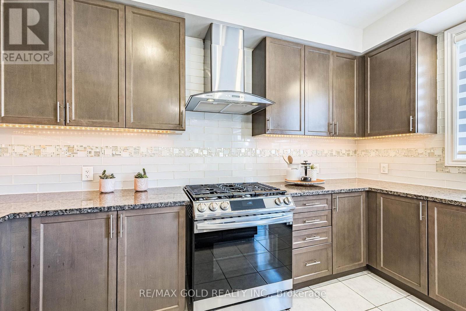 253 Elbern Markell Drive, Brampton, Ontario  L6X 3C3 - Photo 13 - W13040426