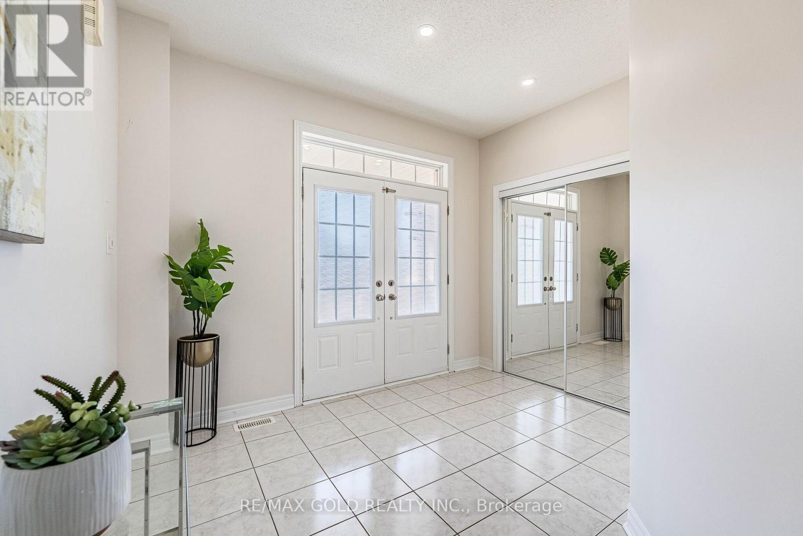253 Elbern Markell Drive, Brampton, Ontario  L6X 3C3 - Photo 4 - W13040426