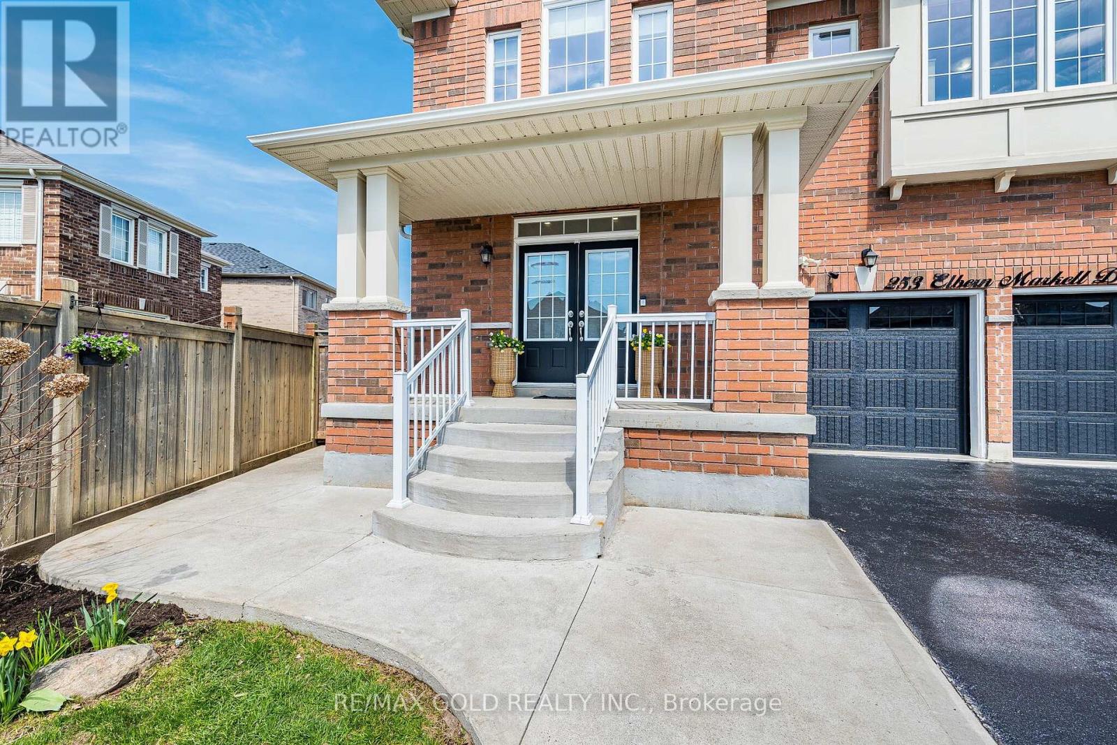 253 Elbern Markell Drive, Brampton, Ontario  L6X 3C3 - Photo 3 - W13040426