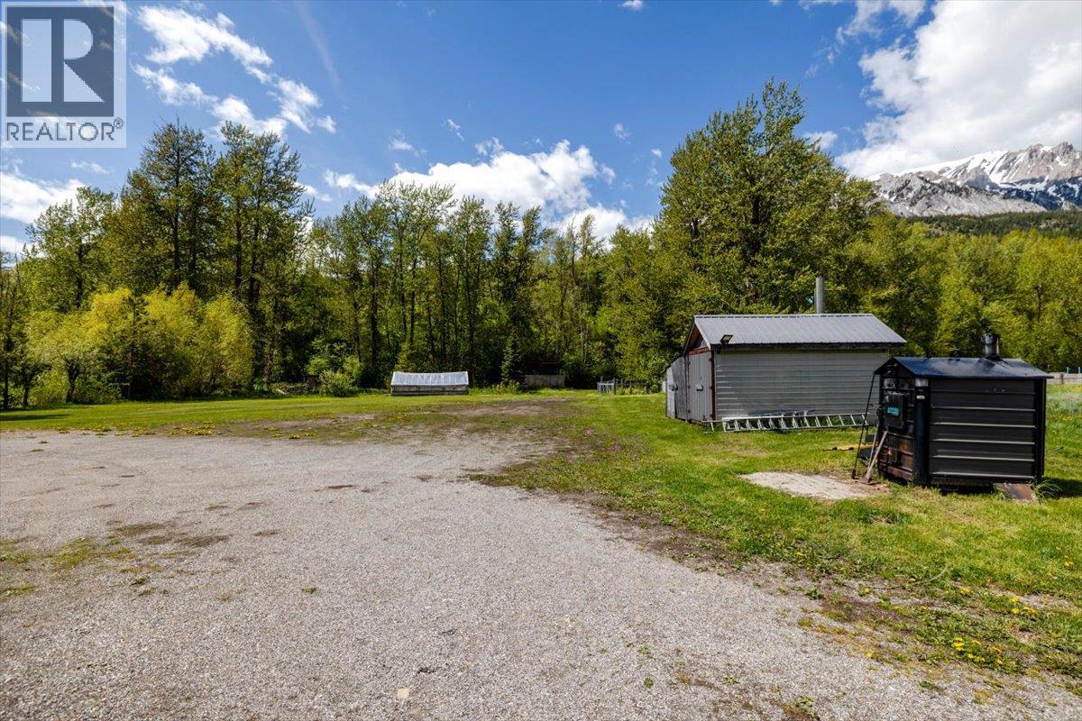 1989 3 Highway, Fernie, British Columbia  V0B 1M5 - Photo 18 - 10388300
