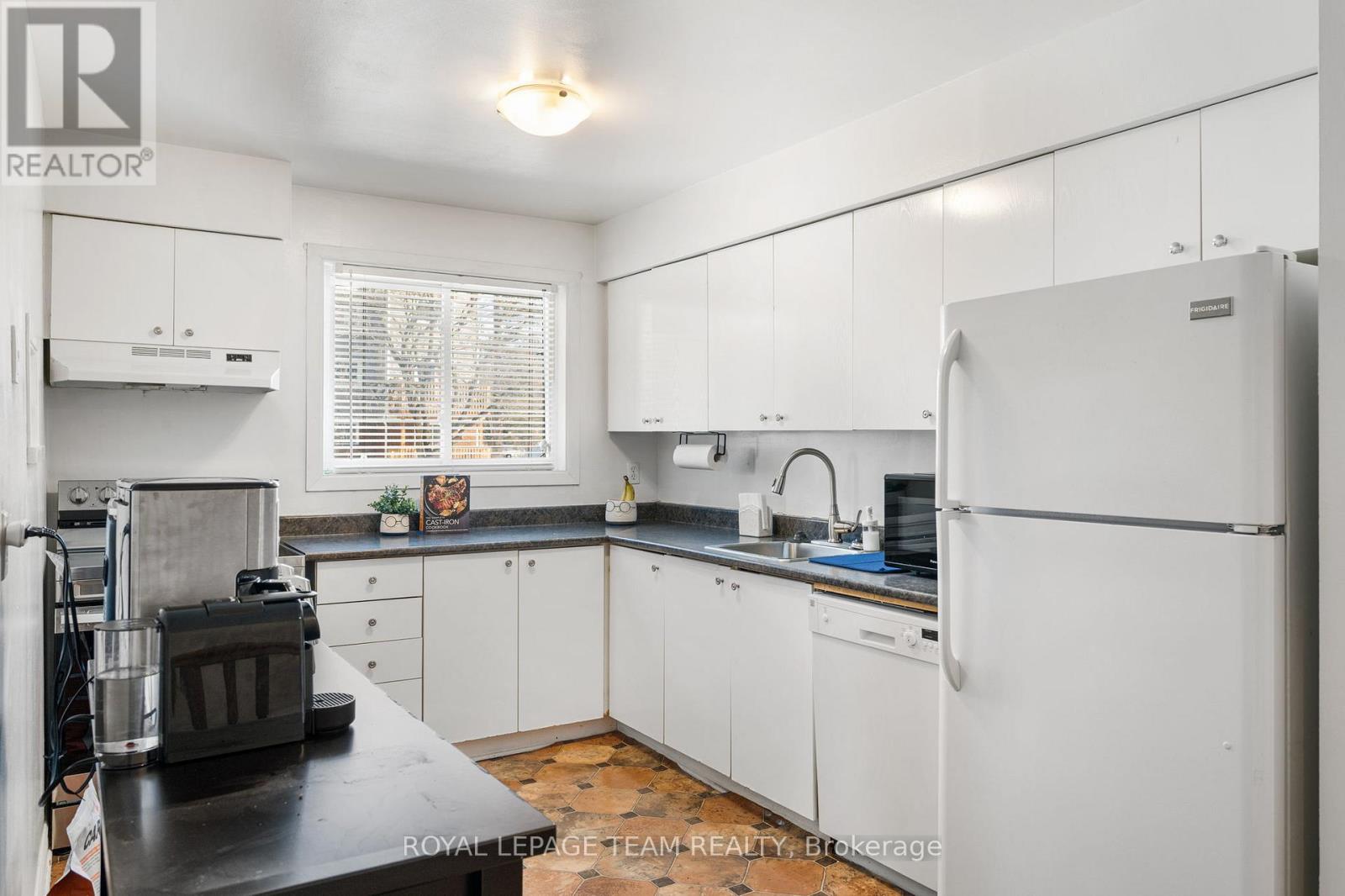 4 - 160 Fenerty Court, Ottawa, Ontario  K2L 3A7 - Photo 4 - X12807154