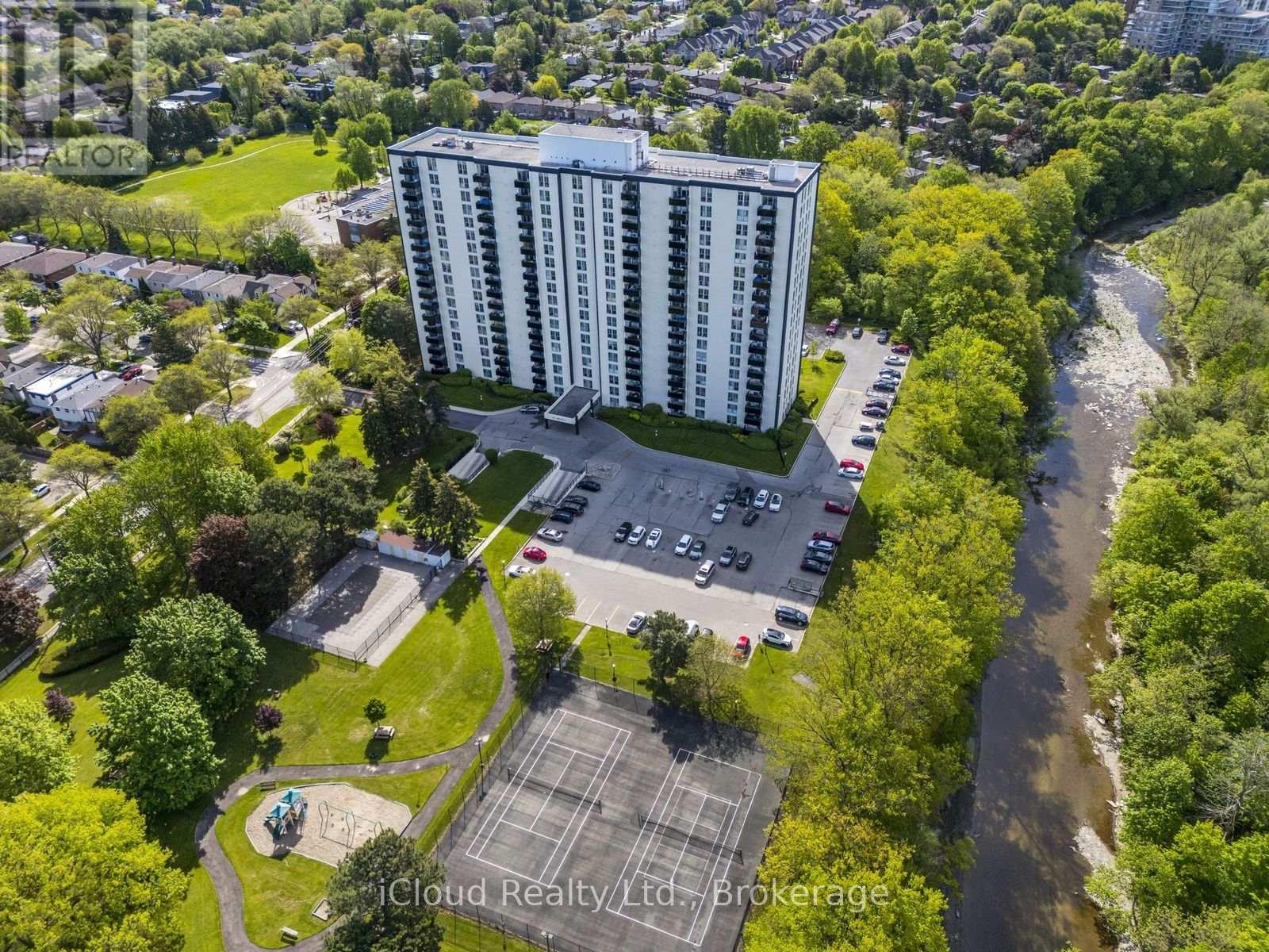 <div class="slider-price">$695,000</div><p>1007 - 420 Mill Road, Toronto, Ontario</p>