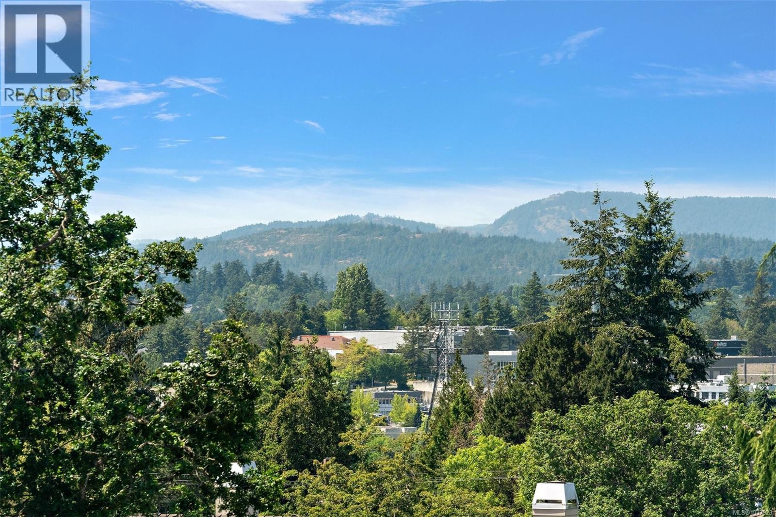 858 Maltwood Terr, Saanich, British Columbia  V8X 5C7 - Photo 2 - 1037923