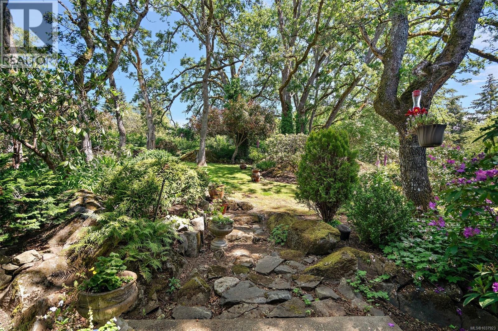 858 Maltwood Terr, Saanich, British Columbia  V8X 5C7 - Photo 44 - 1037923