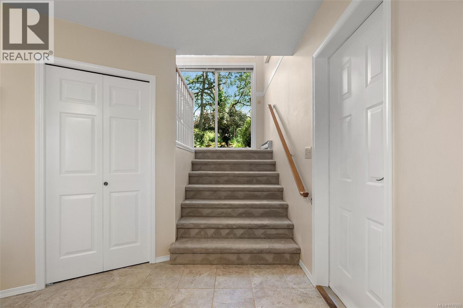 858 Maltwood Terr, Saanich, British Columbia  V8X 5C7 - Photo 5 - 1037923