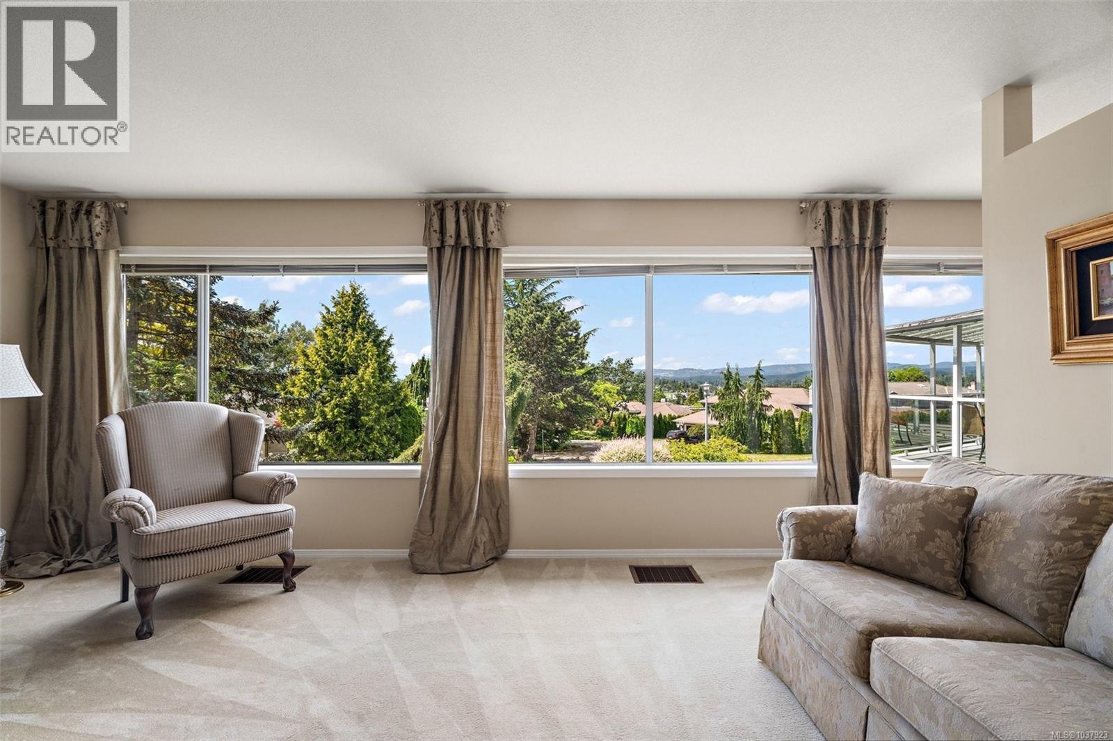 858 Maltwood Terr, Saanich, British Columbia  V8X 5C7 - Photo 8 - 1037923