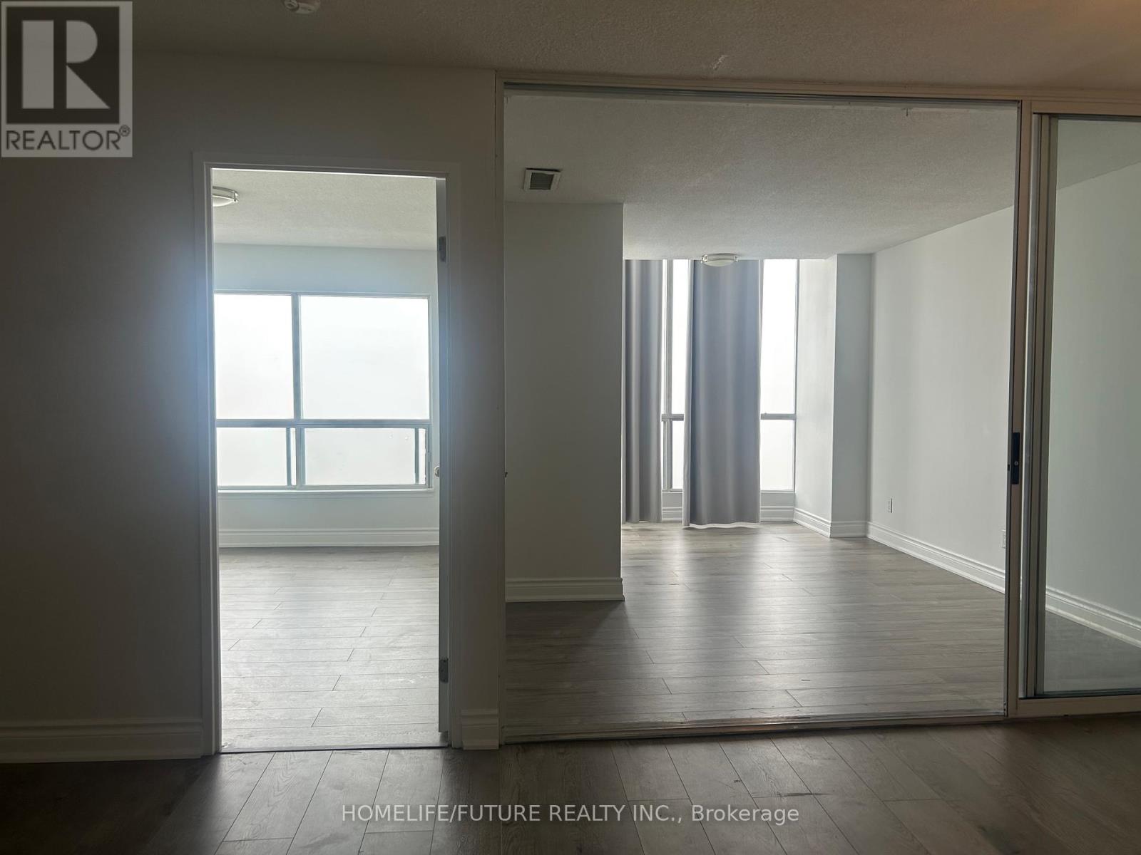 2209 - 2550 Lawrence Avenue, Toronto, Ontario  M1P 4Z3 - Photo 2 - E13170442