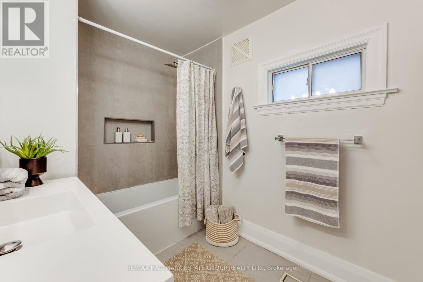203 Rhodes Avenue, Toronto, Ontario  M4L 3A2 - Photo 19 - E13171404