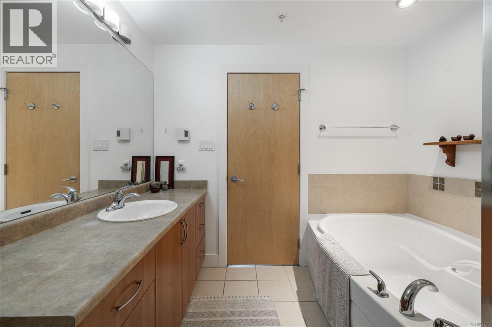 305 300 Waterfront Cres, Victoria, British Columbia  V8T 5K3 - Photo 18 - 1037203