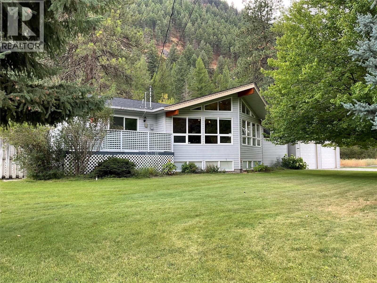 706 Central Avenue, Midway, British Columbia  V0H 1M0 - Photo 1 - 10372210
