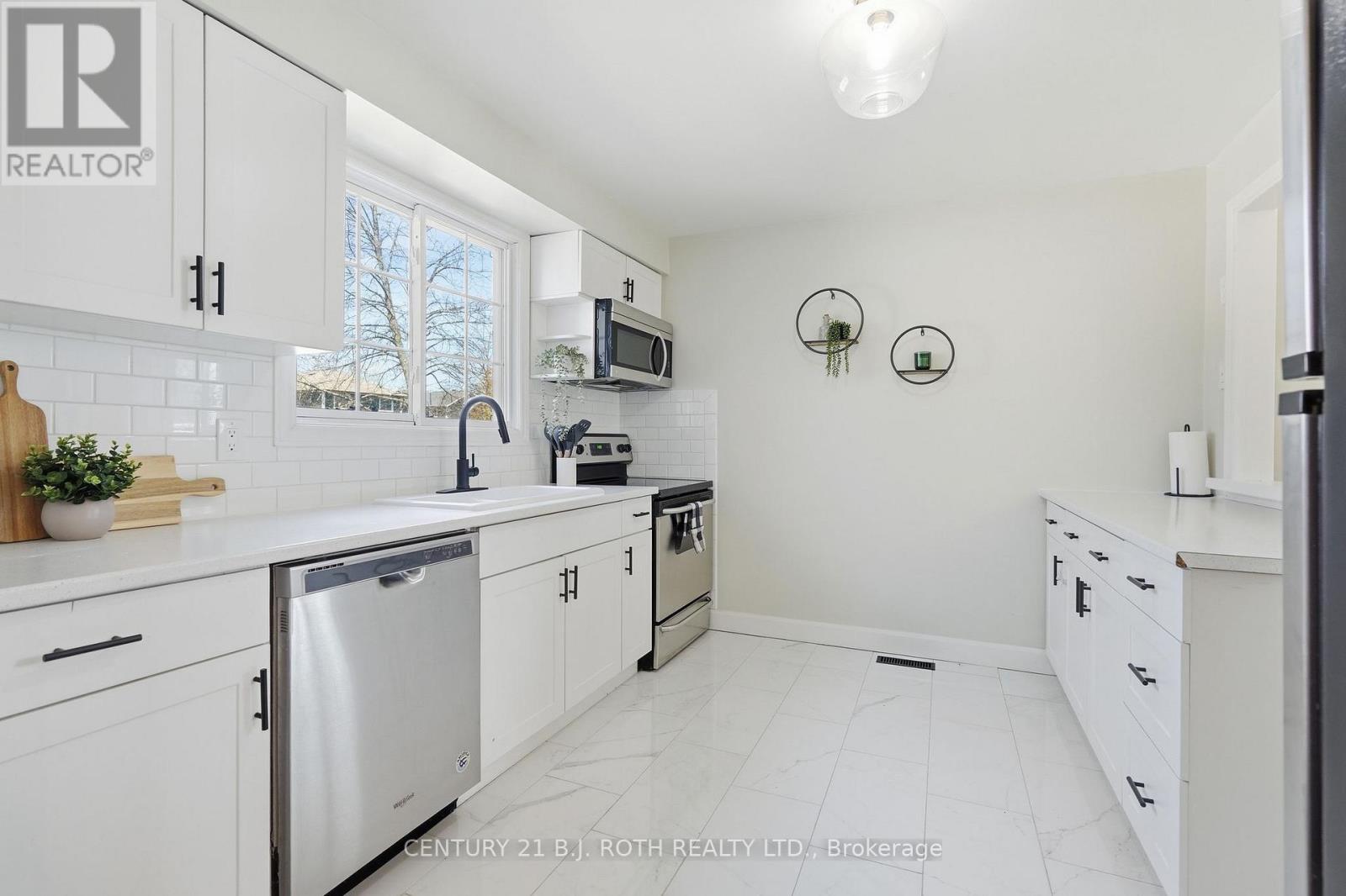 109 Elizabeth Street, Barrie (Ardagh), Ontario  L4N 6P2 - Photo 5 - S13171344