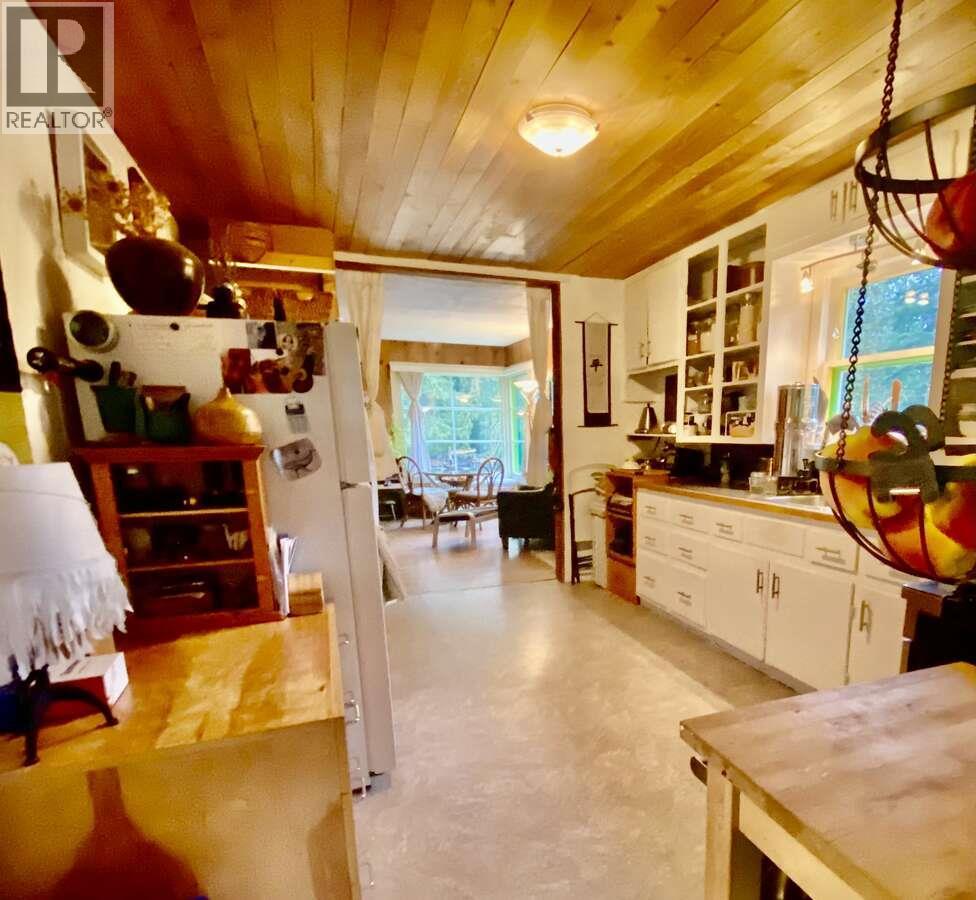 16278 3a Highway, Crawford Bay, British Columbia  V0B 1E0 - Photo 7 - 10388584