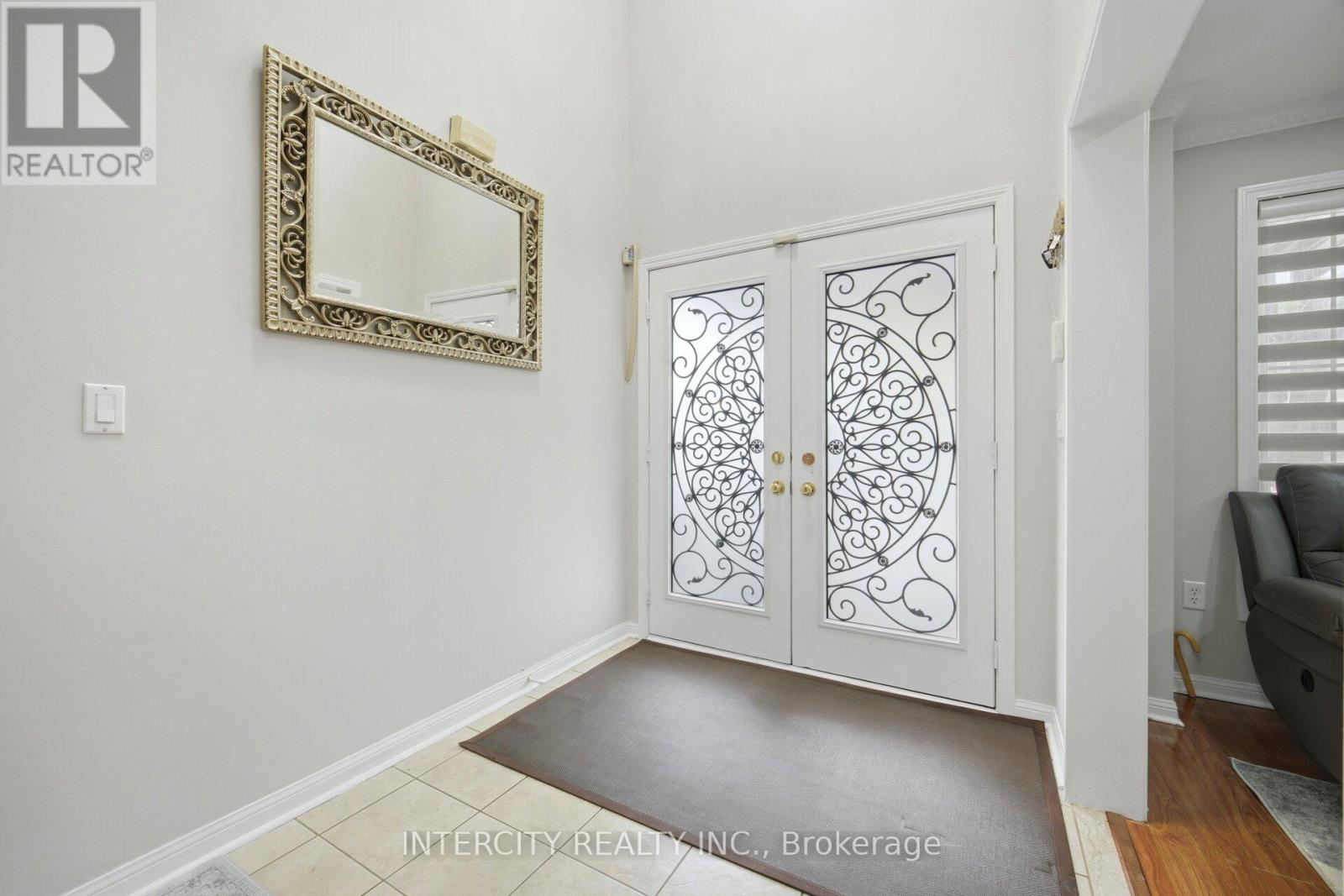 14 Maldives Crescent, Brampton, Ontario  L6P 1L5 - Photo 3 - W13171200