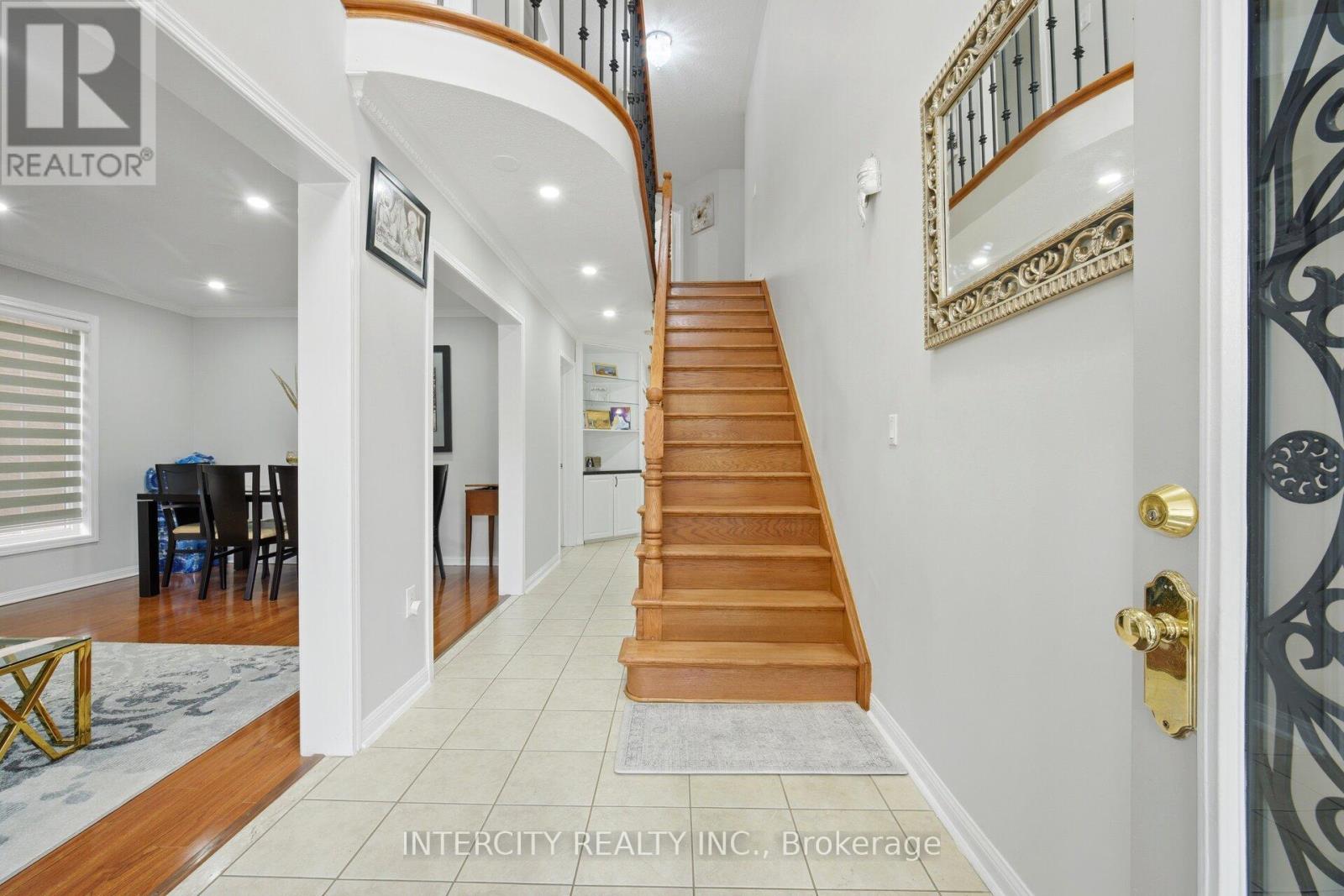 14 Maldives Crescent, Brampton, Ontario  L6P 1L5 - Photo 4 - W13171200