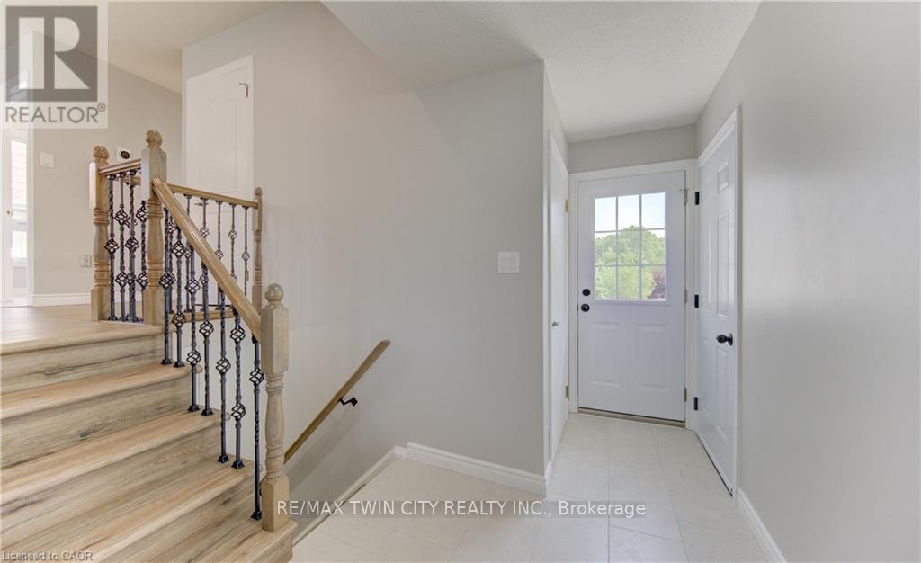 51 Coach Hill Drive, Kitchener, Ontario  N2E 1N7 - Photo 4 - X13171284