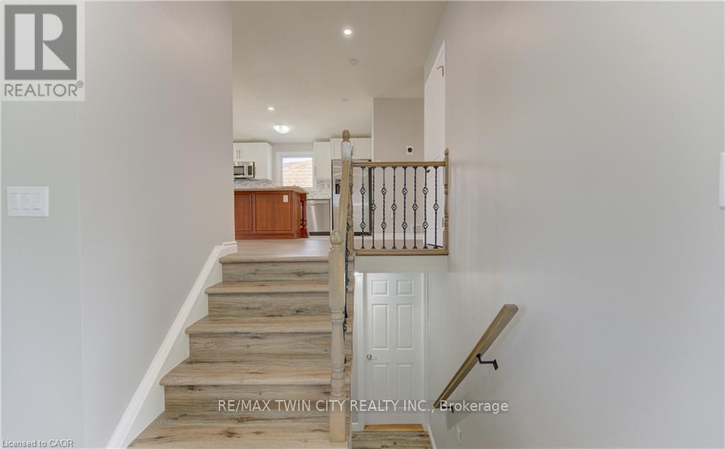 51 Coach Hill Drive, Kitchener, Ontario  N2E 1N7 - Photo 5 - X13171284