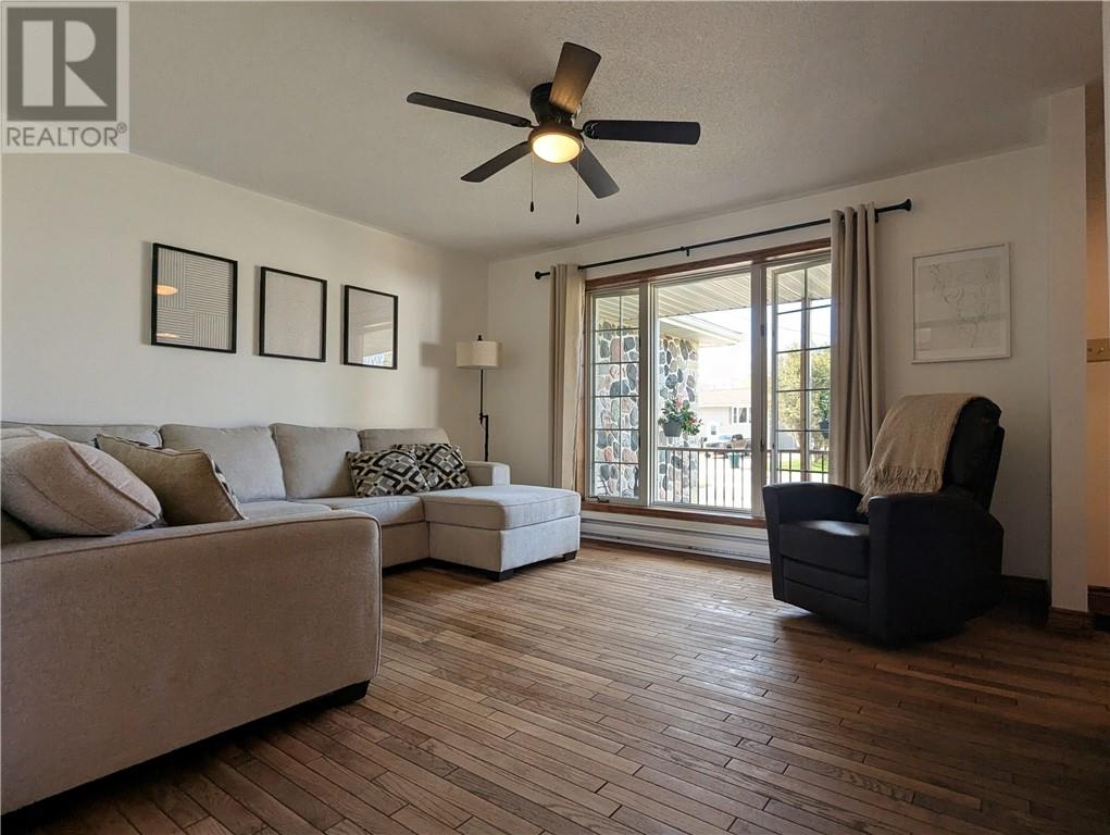 18 Vankoughnet Street W, Little Current, Ontario  p0p 1k0 - Photo 3 - 2128013