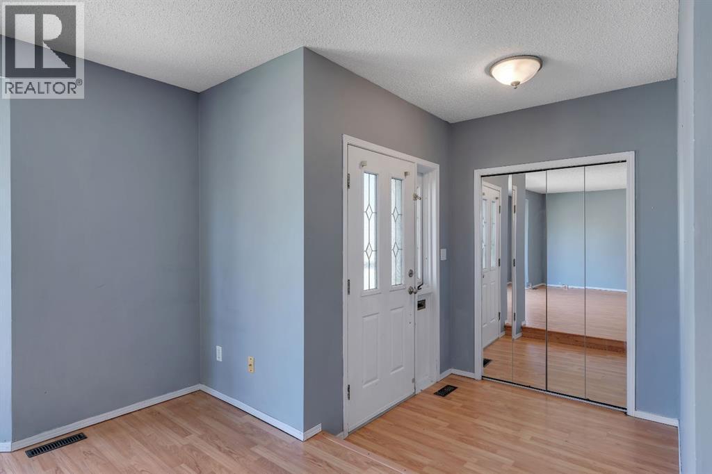 260 Erin Woods Drive Se, Calgary, Alberta  T2B 3B9 - Photo 2 - A2313685