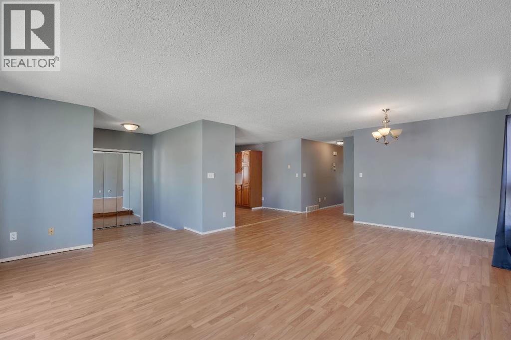 260 Erin Woods Drive Se, Calgary, Alberta  T2B 3B9 - Photo 8 - A2313685