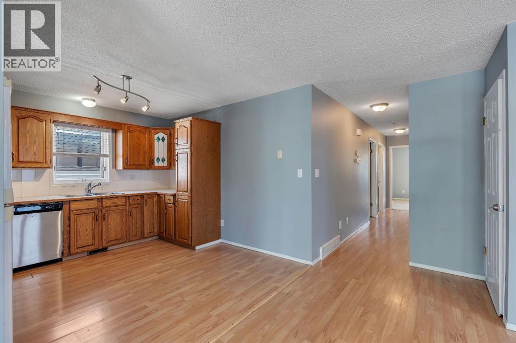 260 Erin Woods Drive Se, Calgary, Alberta  T2B 3B9 - Photo 11 - A2313685