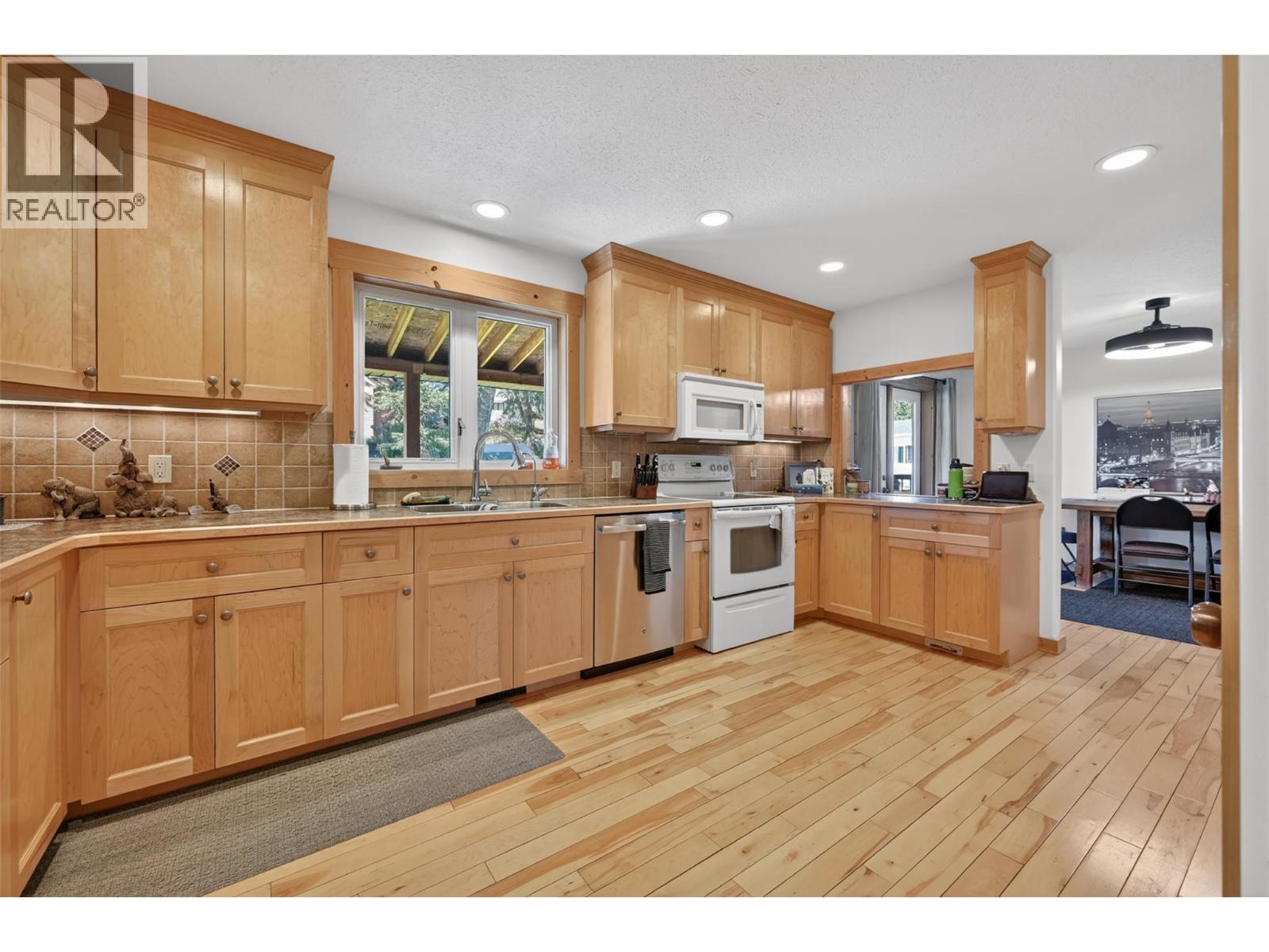 4852 Riverview Drive, Edgewater, British Columbia  V0A 1E0 - Photo 11 - 10388240