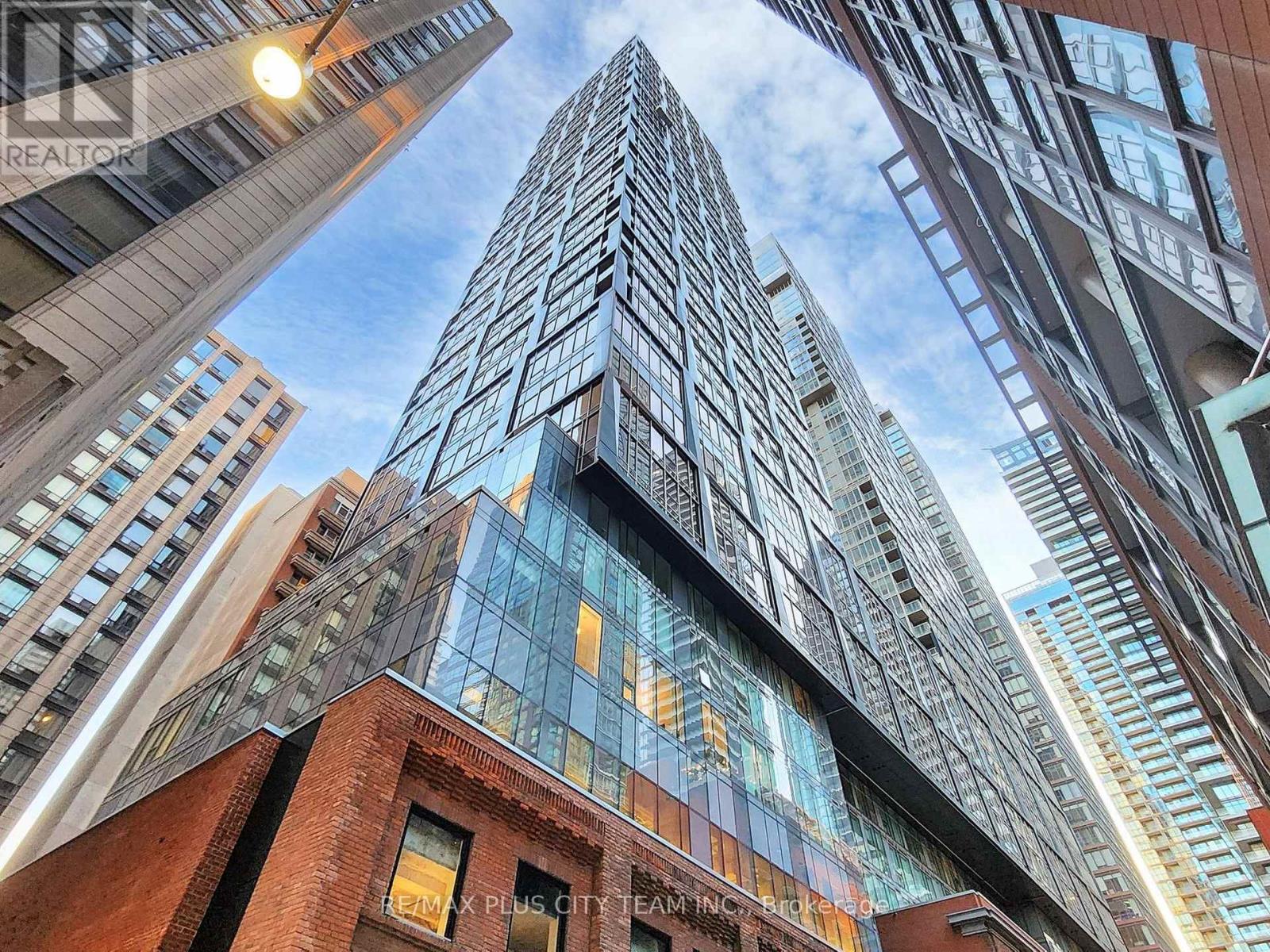 <div class="slider-price">$699,000</div><p>1204 - 15 Mercer Street, Toronto, Ontario</p>