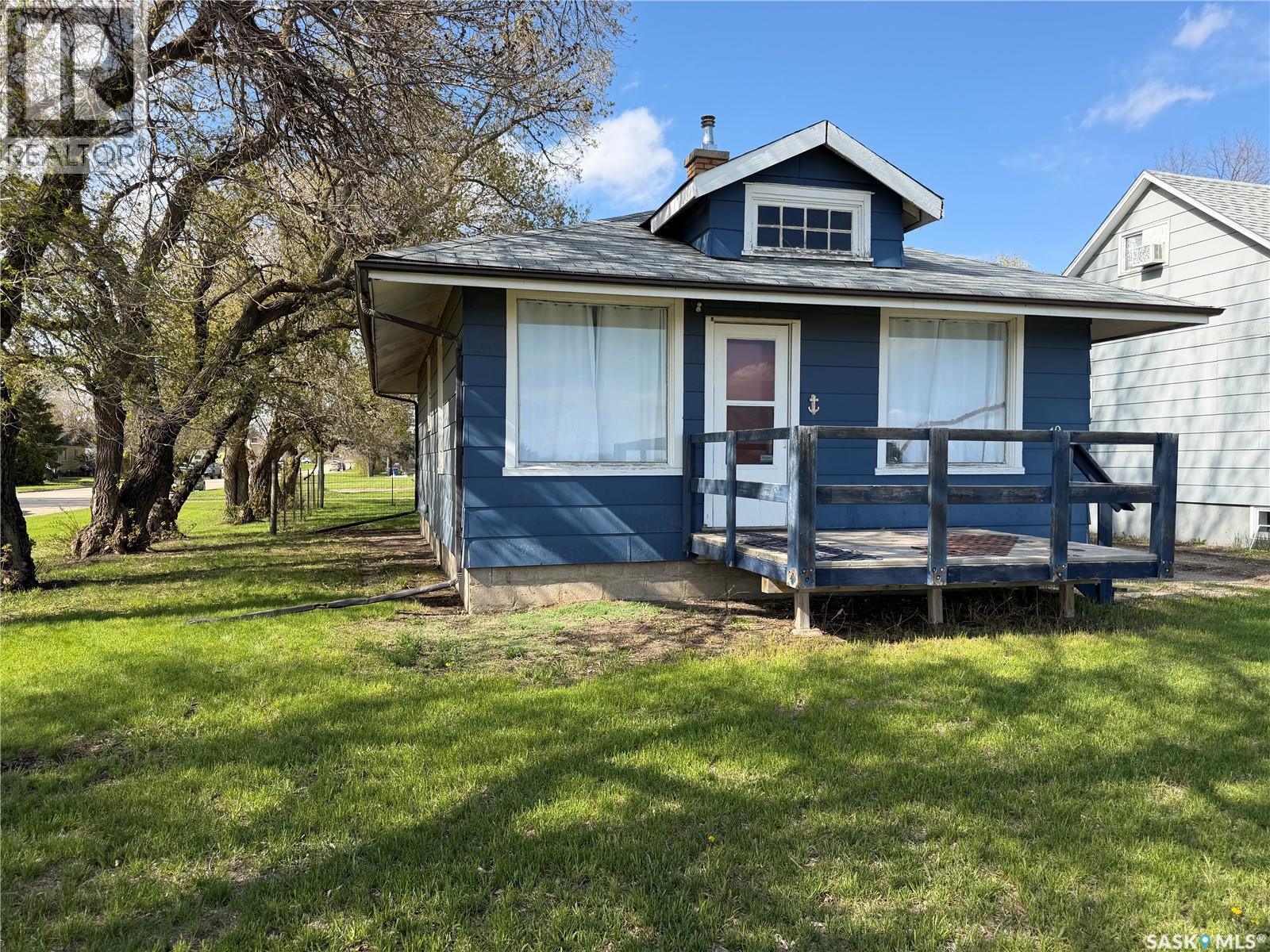 10 Railway Avenue, Redvers, Saskatchewan  S0C 2H0 - Photo 1 - SK037030