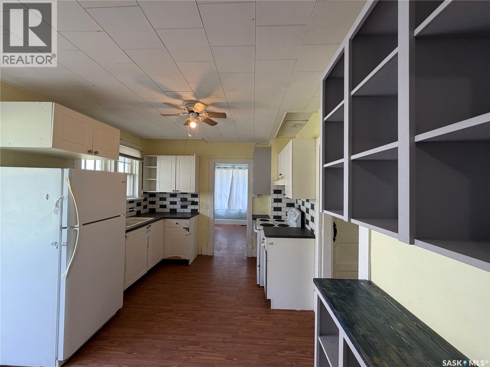 10 Railway Avenue, Redvers, Saskatchewan  S0C 2H0 - Photo 3 - SK037030