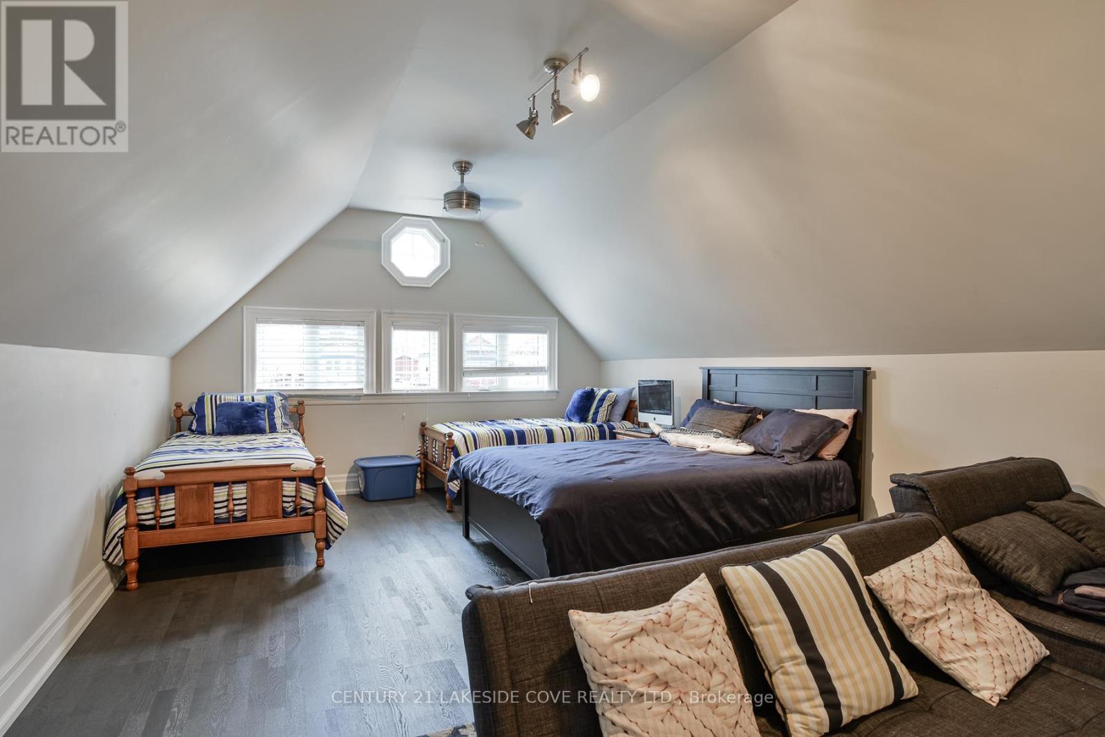 51 Ridge Avenue, Ramara (Brechin), Ontario  L0K 1B0 - Photo 27 - S13171422