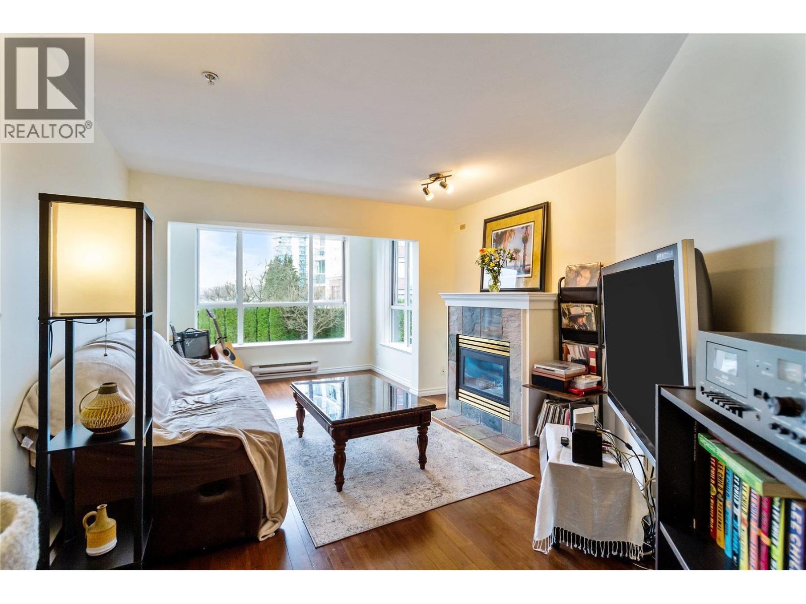 204 155 E 3rd Street, North Vancouver, British Columbia  V7L 1E5 - Photo 1 - R3090125