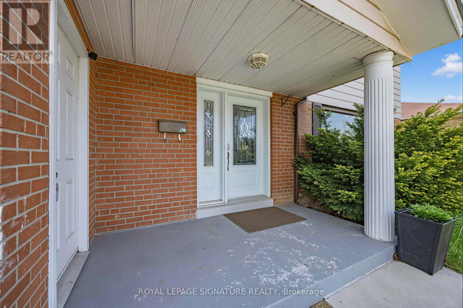 7258 Vernor Drive, Mississauga, Ontario  L4T 2P4 - Photo 3 - W13168508