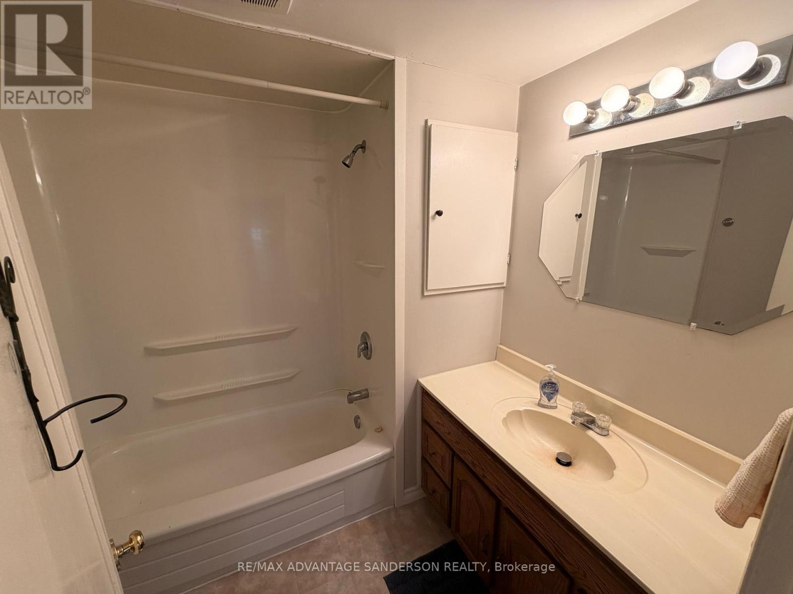 11065 Sinclair Drive, Middlesex Centre, Ontario  N0M 2A0 - Photo 13 - X13171558