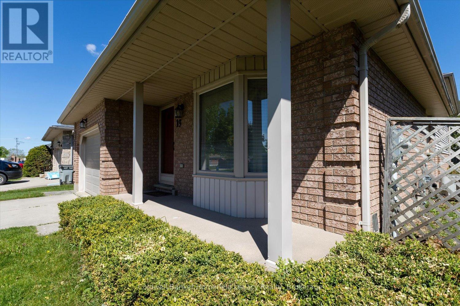 19 Meadowridge Drive, St. Marys, Ontario  N4X 1B7 - Photo 3 - X13171552