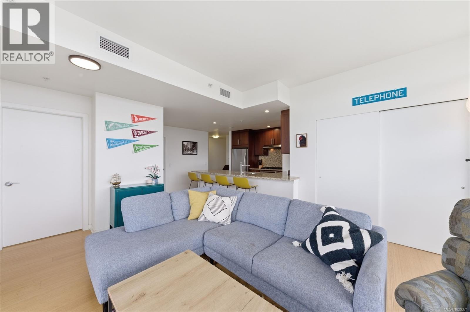 803 379 Tyee Rd, Victoria, British Columbia  V9A 0B4 - Photo 5 - 1029371