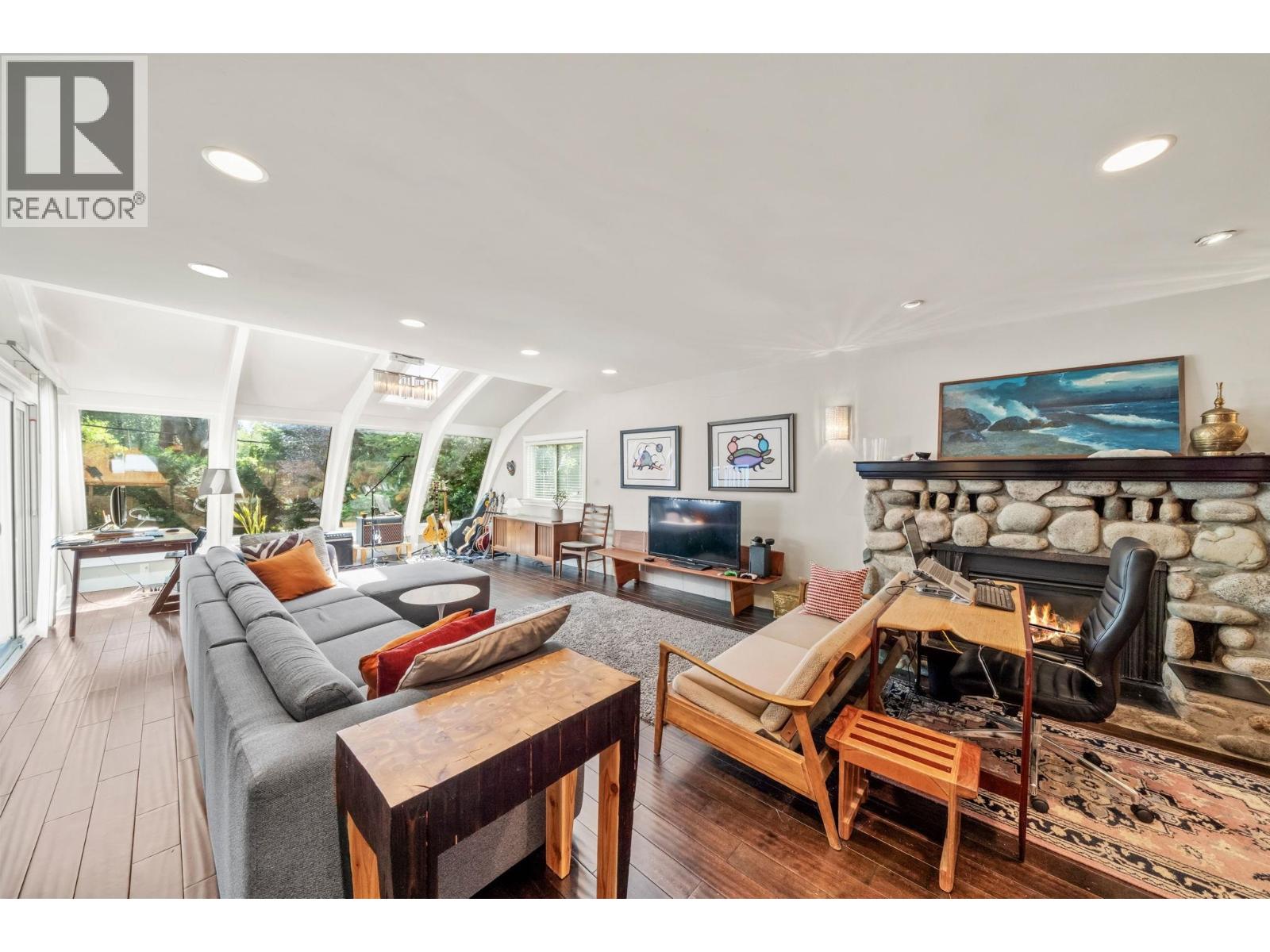 230 W 22nd Street, North Vancouver, British Columbia  V7M 2A1 - Photo 11 - R3127576