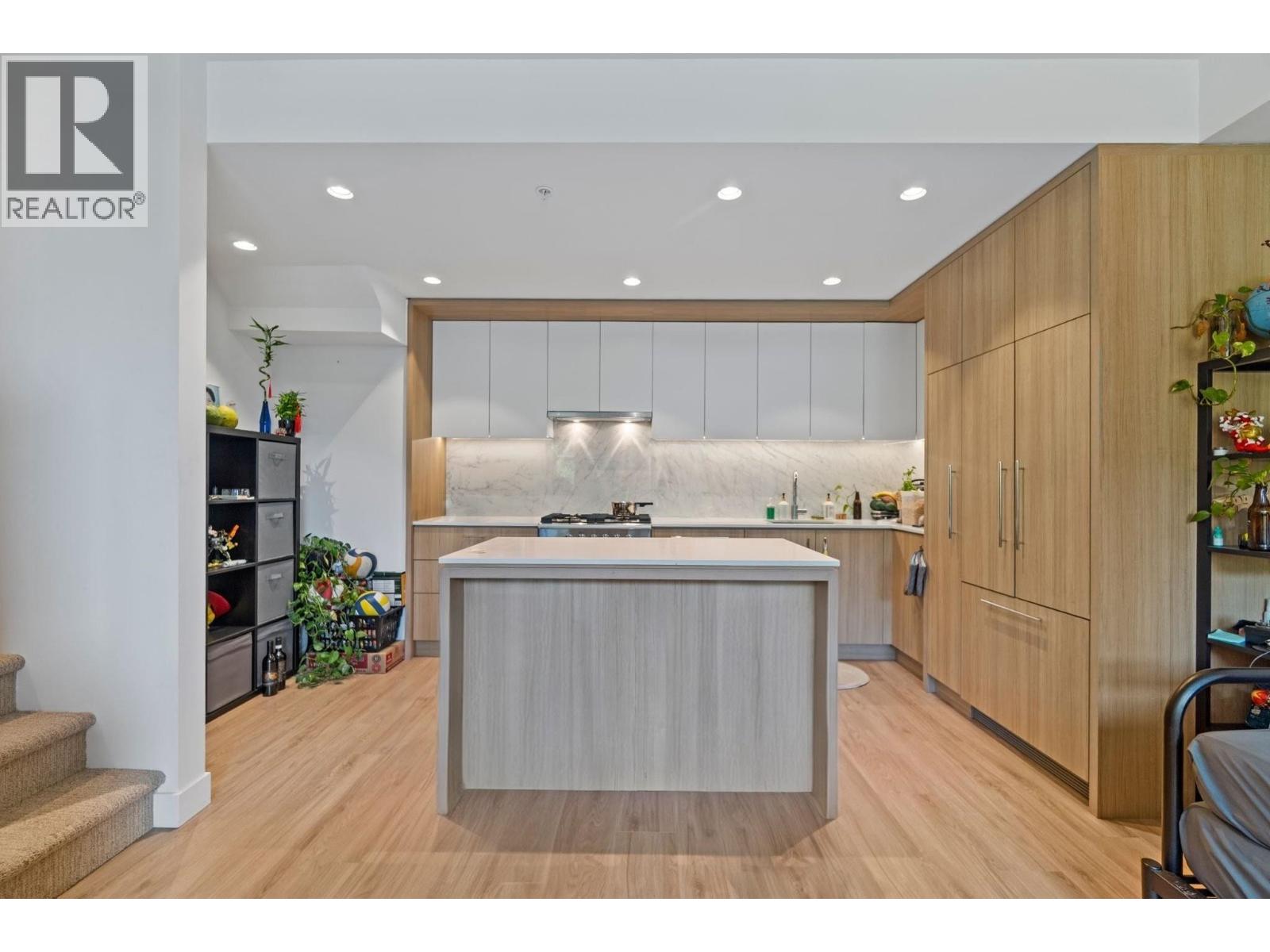 6085 Irmin Street, Burnaby, British Columbia  V5J 5C5 - Photo 2 - R3127604