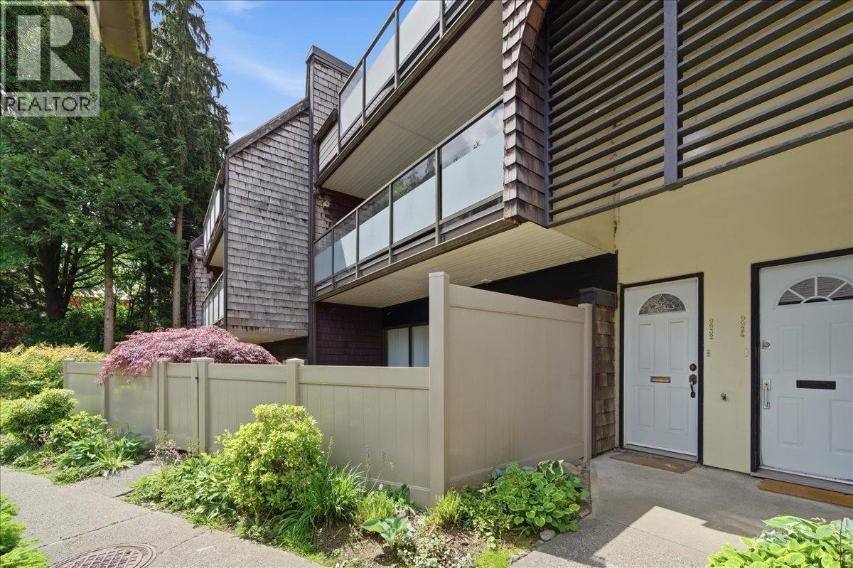 9932 Millburn Court, Burnaby, British Columbia V3N 4M8 - Photo 2 - R3127583