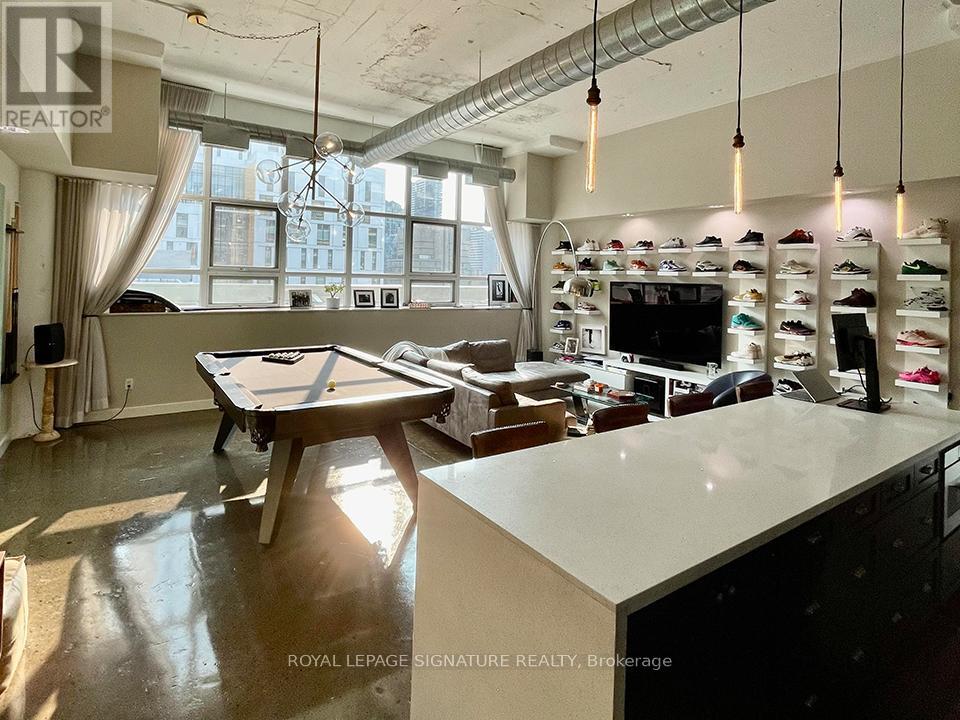 <div class="slider-price">$974,900</div><p>655 - 155 Dalhousie Street, Toronto, Ontario</p>