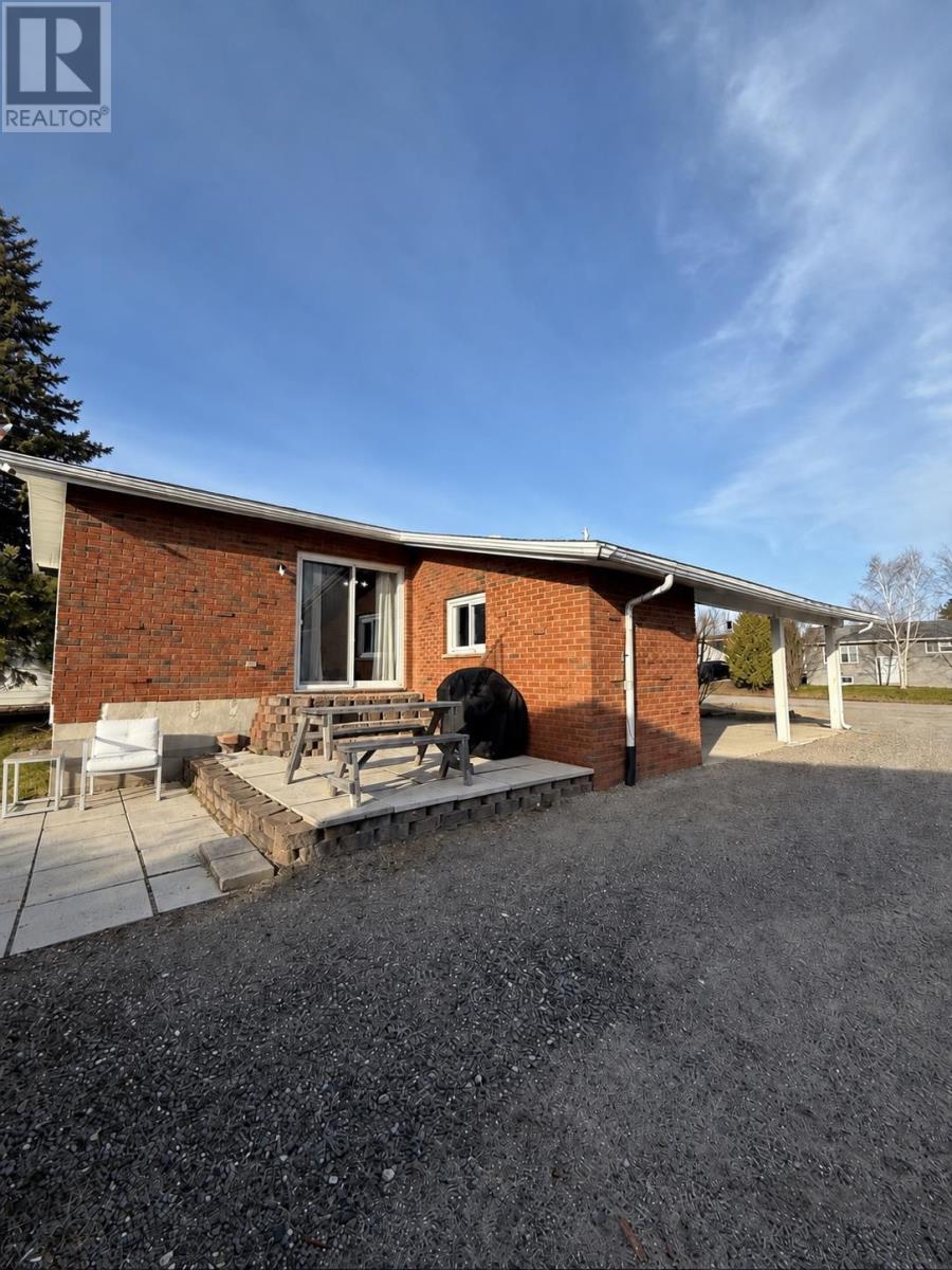 110 Court St, Longlac, Ontario  P0T 2A0 - Photo 4 - TB2601186