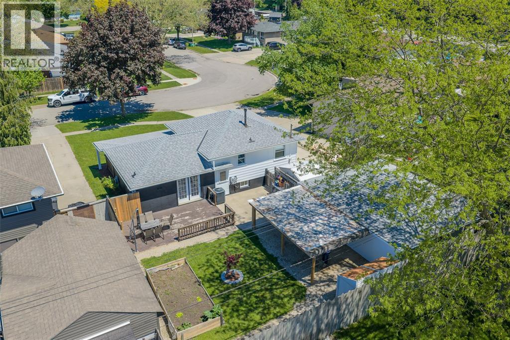 1081 Laurier Crescent, Sarnia photo 2