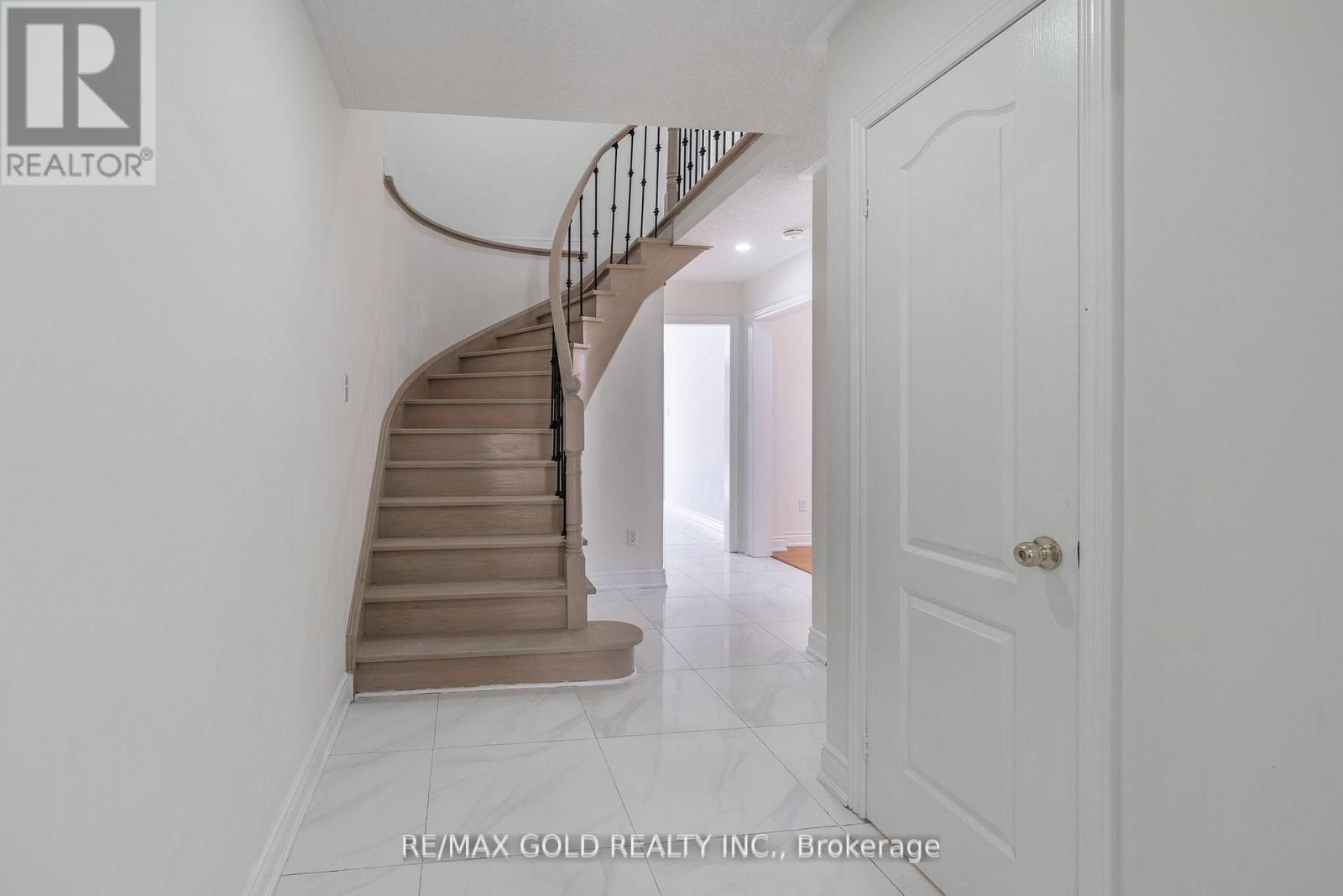 51 Tigerlily Place, Brampton, Ontario  L6R 2C8 - Photo 3 - W12992936