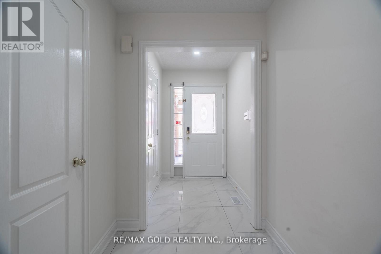 51 Tigerlily Place, Brampton, Ontario  L6R 2C8 - Photo 6 - W12992936