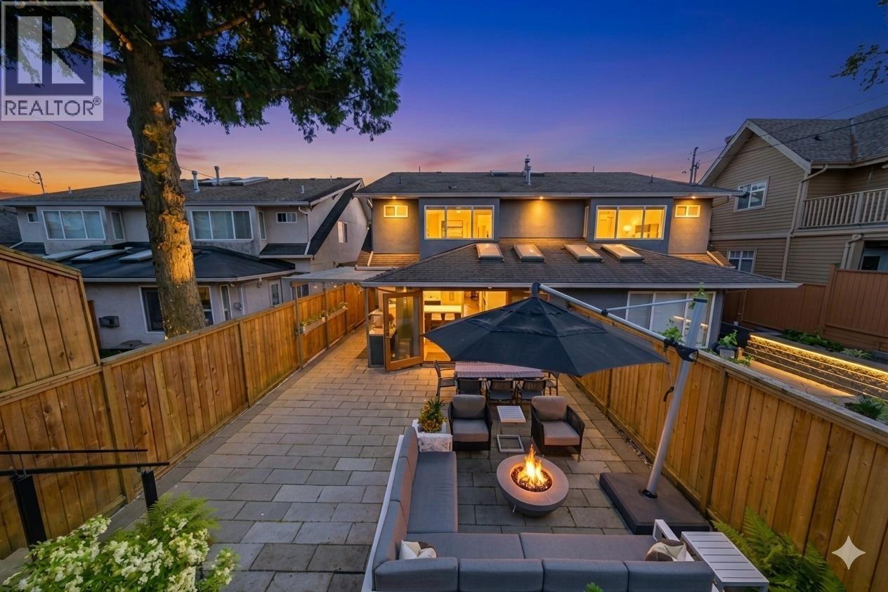 308 E 6th Street, North Vancouver, British Columbia  V7L 1P6 - Photo 2 - R3127641