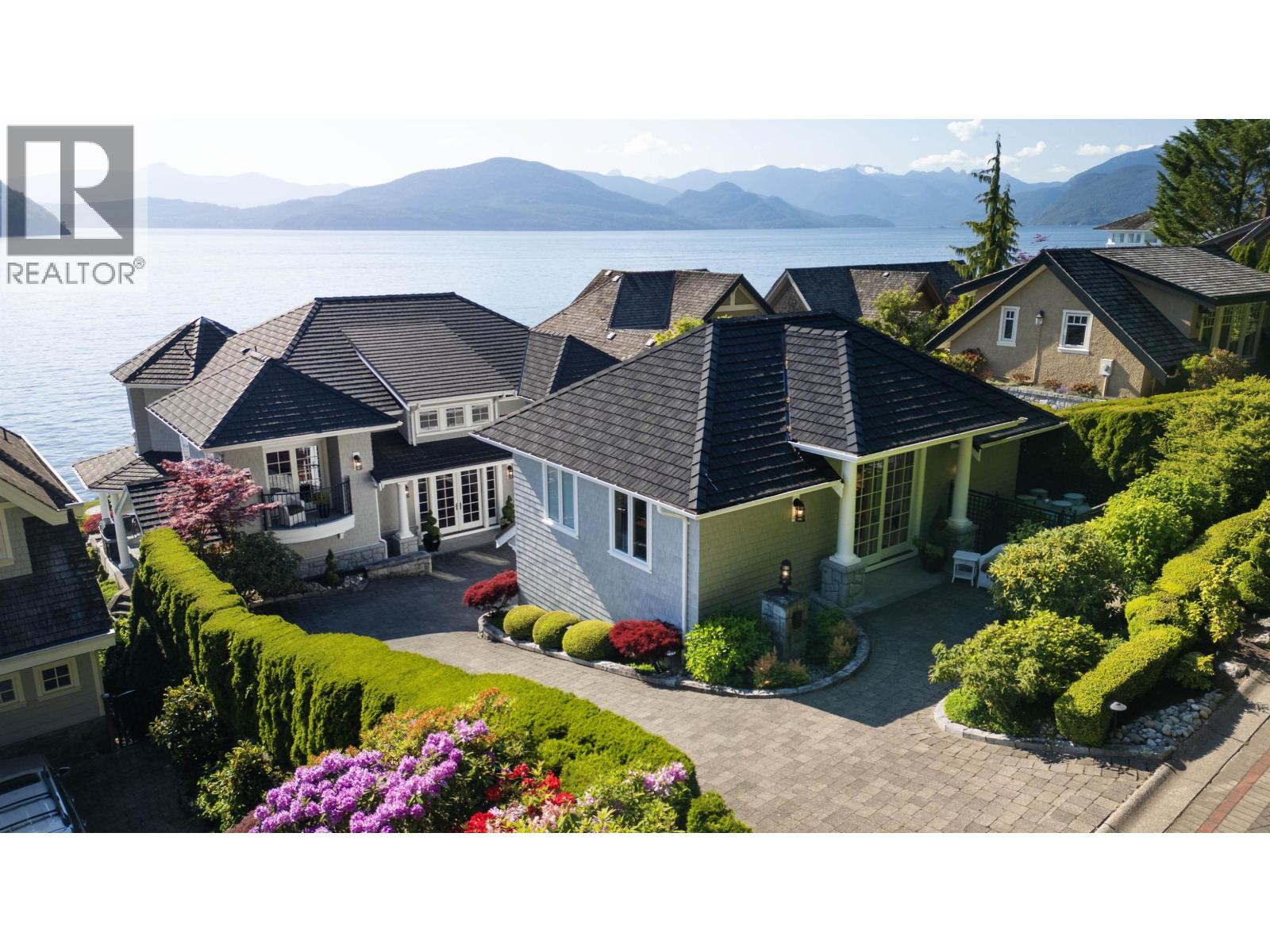 8 Ocean Point Drive, West Vancouver, British Columbia  V7W 3G7 - Photo 3 - R3127651