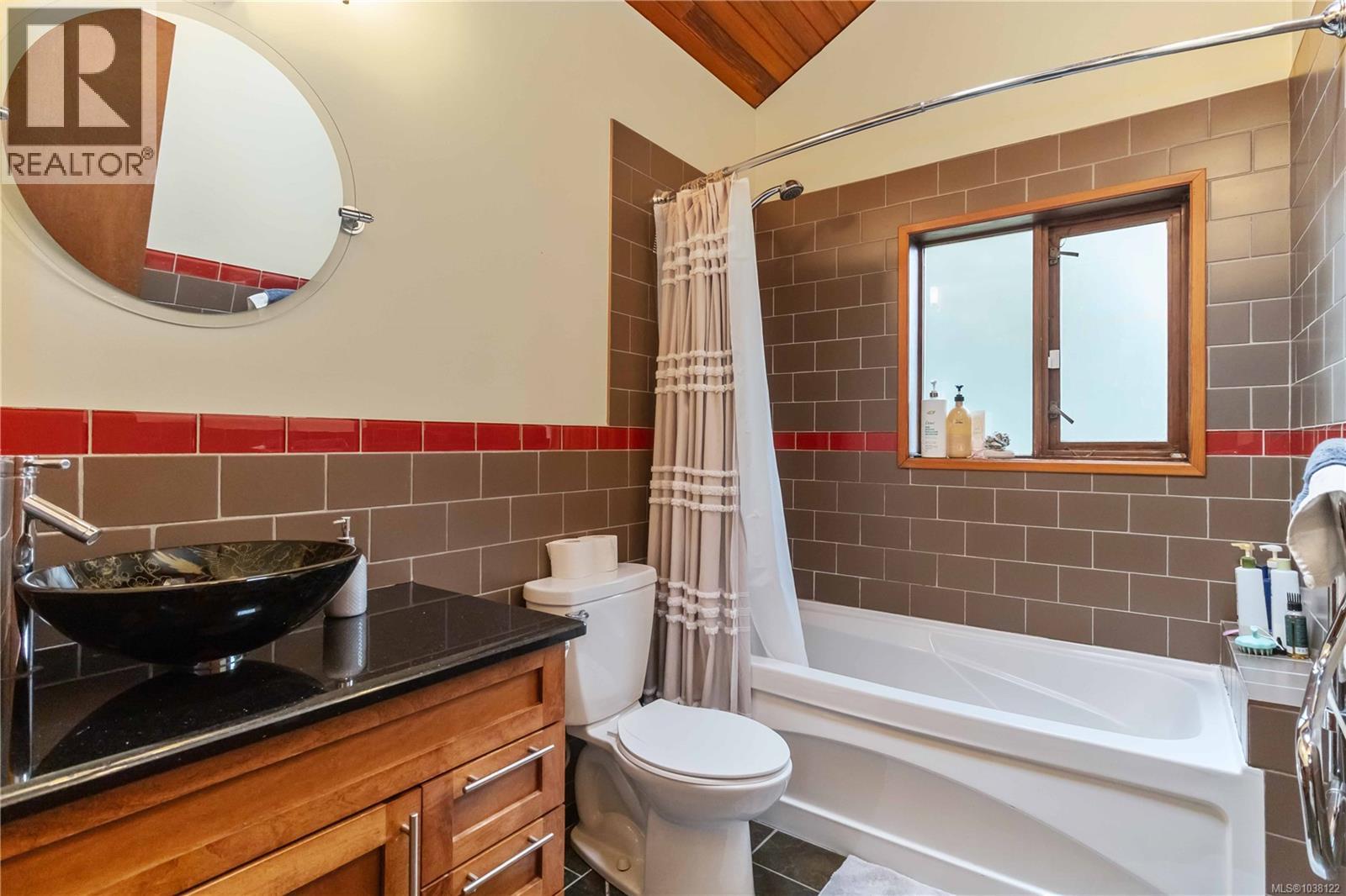 2753 Arbutus Rd, Saanich, British Columbia  V8N 5X7 - Photo 12 - 1038122