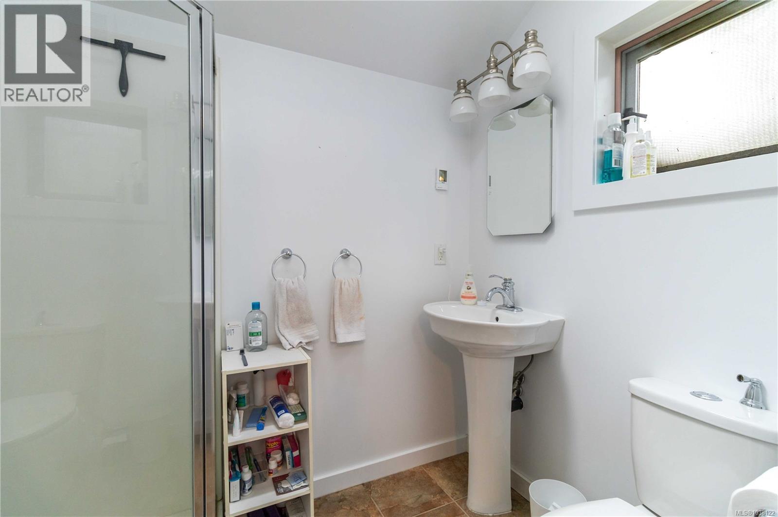 2753 Arbutus Rd, Saanich, British Columbia  V8N 5X7 - Photo 14 - 1038122