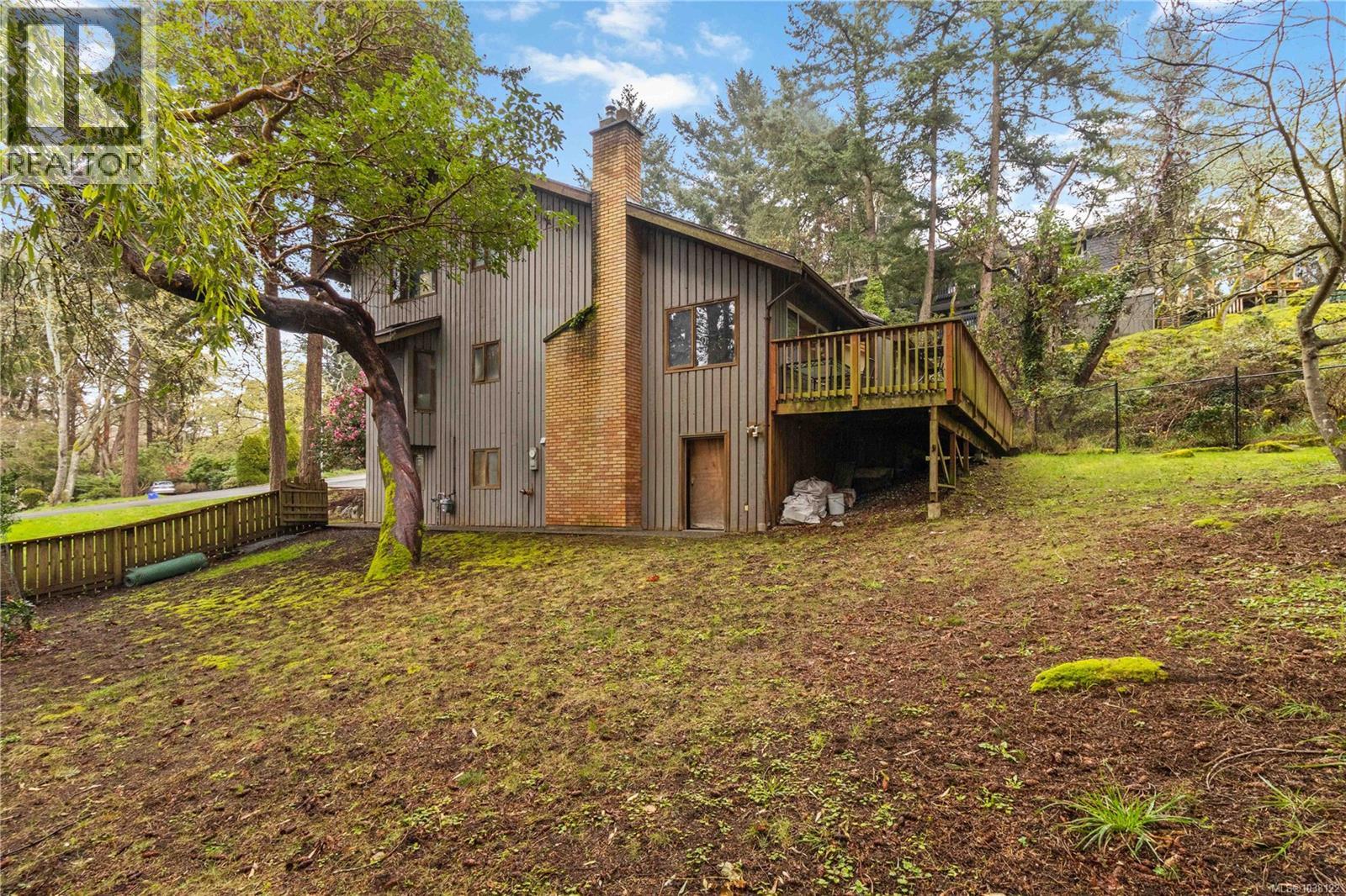 2753 Arbutus Rd, Saanich, British Columbia  V8N 5X7 - Photo 17 - 1038122