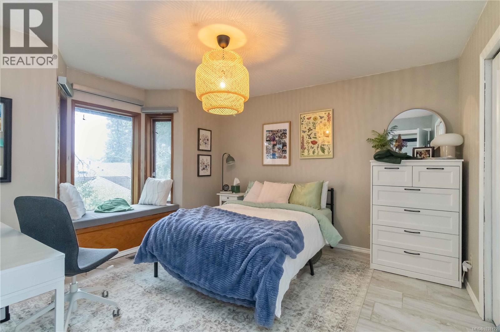 2753 Arbutus Rd, Saanich, British Columbia  V8N 5X7 - Photo 8 - 1038122